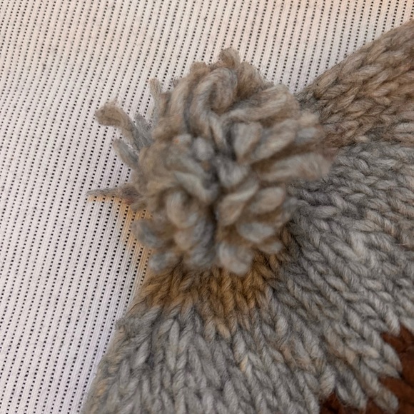 Adorable  vintage hand knit stocking cap with ear flaps and pom-pom - Picture 5 of 6